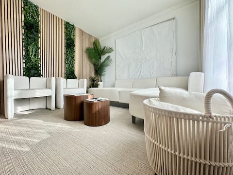 20min to Downtown Detroit| 50” TV| King Bed | WIFI