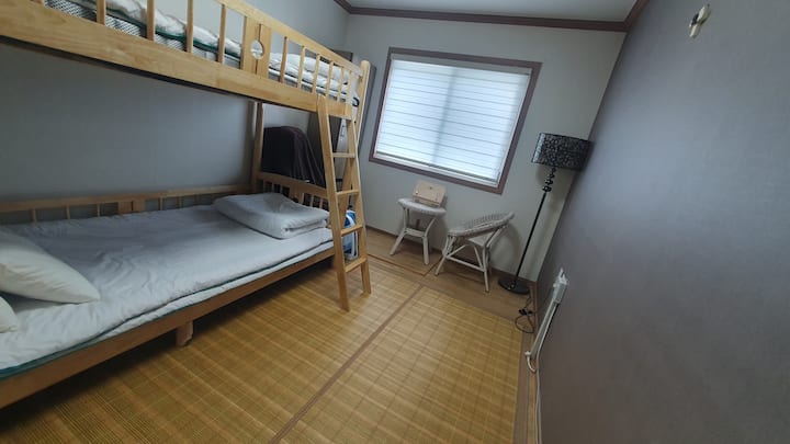 Vetëm disa rreshta ose disa kapituj do të të ndihmojnë të rehatohesh dhe të fuqizosh me libra. Ka një tavolinë leximi për lexim të lehtë.