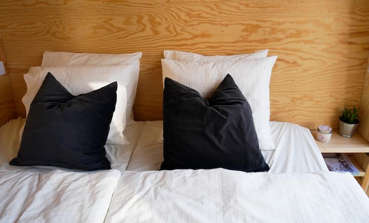 Veliki, udoban krevet s pogledom na rijeku. | Udoban bračni krevet s pogledom na rijeku.