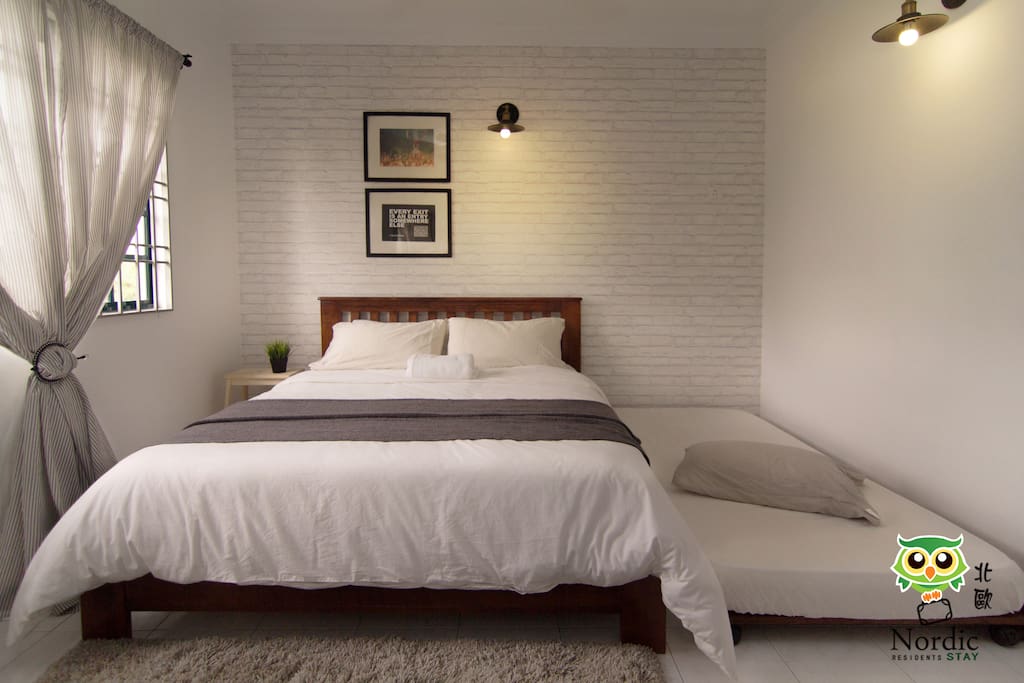 Master bedroom, come with a queen bed size and a single pull out bed.