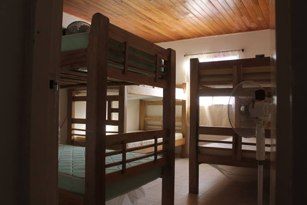 Dormitorio compartido para 6 personas. Con ventiladores. Baño compartido.