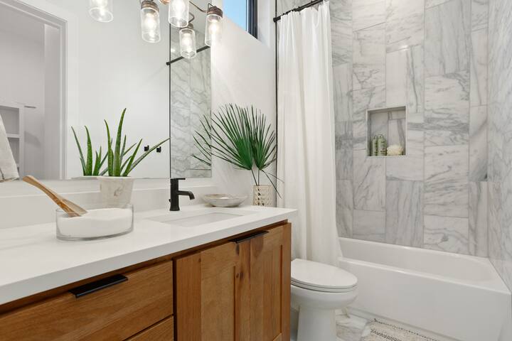 Tulum Inspired Oasis – walk to ACL – Sleeps 12! gallery image 3