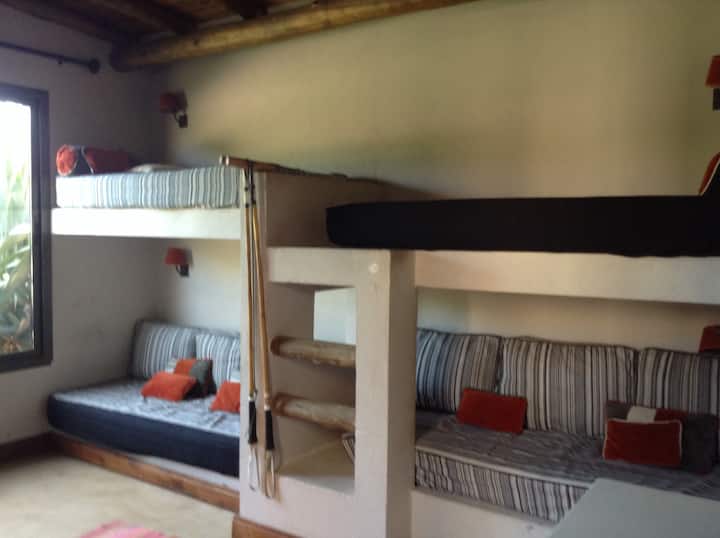 Terceiro quarto com quatro camas