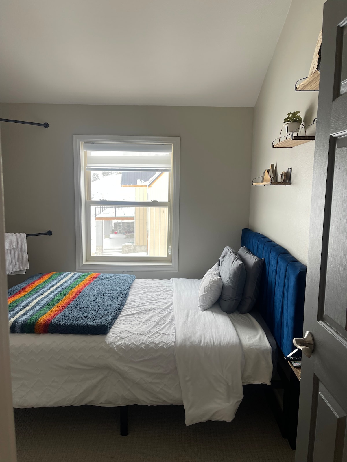 ห้องนอนเต็มรูปแบบ (ไม่มีห้องน้ำในตัว)