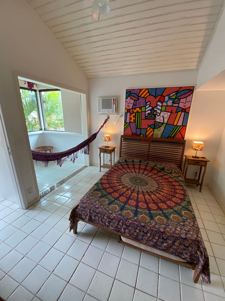 Apartman 4:
Bračni krevet, drugi kat, pogled na kondominij;
Klima-uređaj, stropni ventilator, zavjesa za zamračivanje, privatna kupaonica.