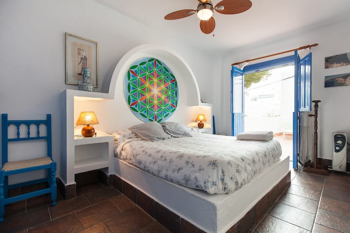 Andere hoek van hoofdslaapkamer.