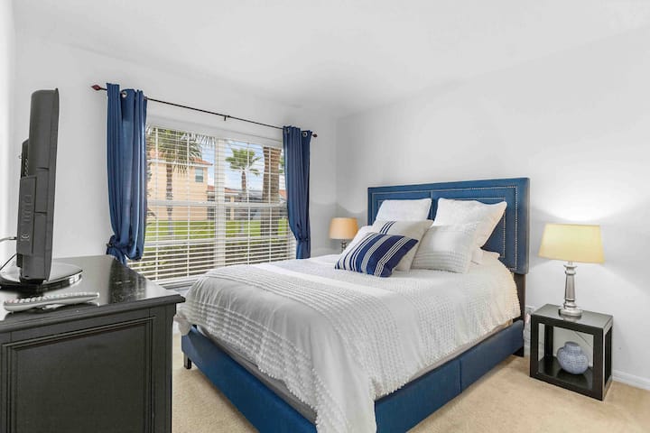 Втора спална соба на долниот кат - брачен кревет со телевизор