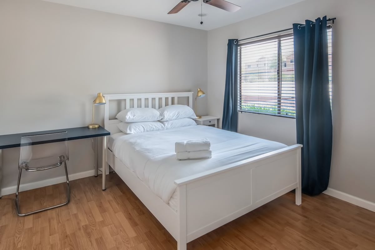 חדר שינה מס '1 עם מיטת קווין סייז ושולחן כתיבה