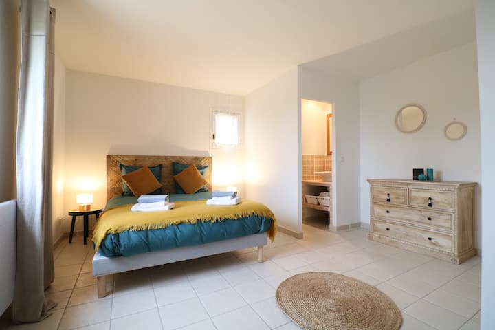 Chumba cha bluu ghorofani: kitanda cha watu wawili 160 /ukubwa wa malkia na chumba cha kuoga cha kujitegemea