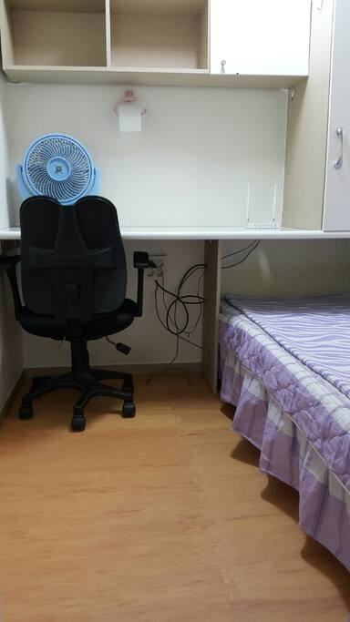 침대, 책상, 의자, 책장, 옷장, 선풍기
bed, desk, chair, bookshelf, wardrobe, fan