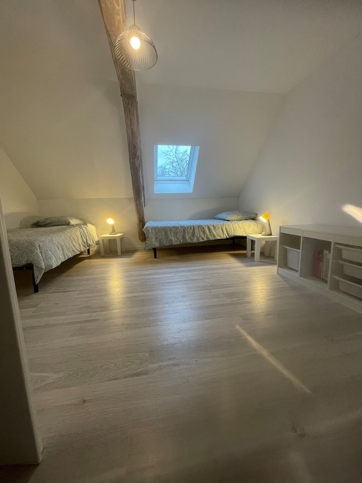 2 საწოლი 90 × 200 
180 × 200 საწოლის დაყენების შესაძლებლობა