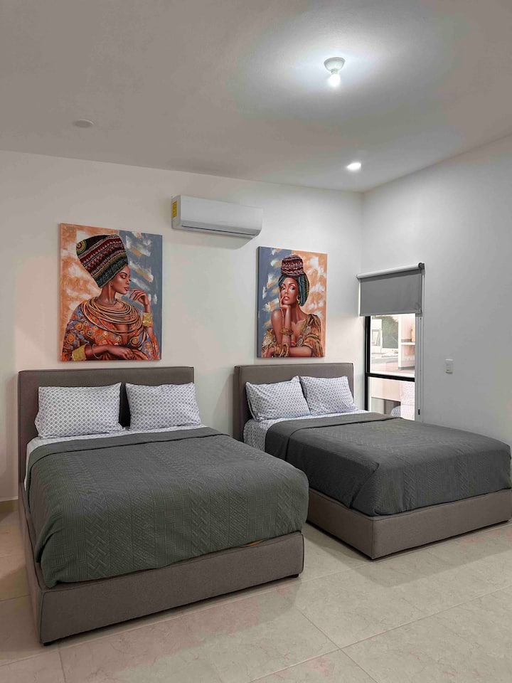 Još jedna od 2 velike sobe za 5 osoba, s 2 bračna kreveta i dvostrukim kaučom na razvlačenje. 