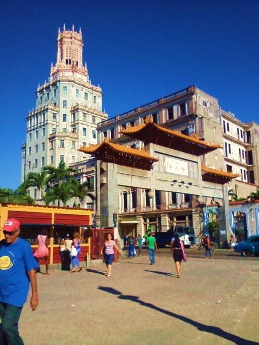 Este lugar se encuentra a 3 min a pie de nuestra casa , entrada del barrio chino .