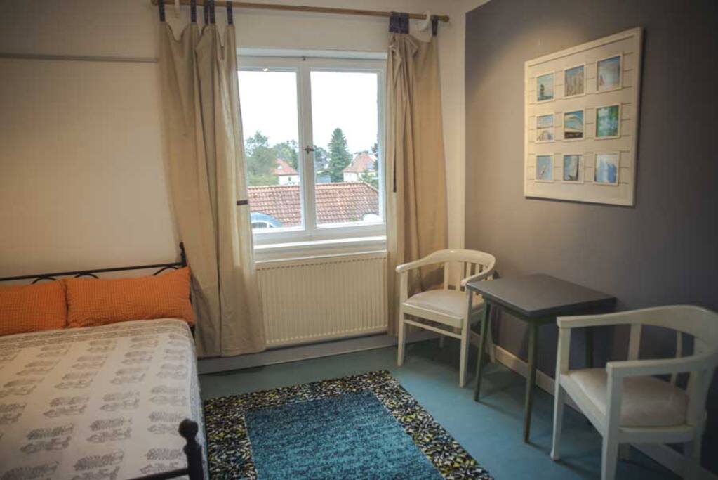 Kleiner Tisch, 2 Stühle