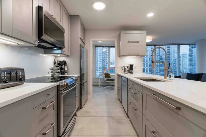 Spacious 2B+2B W/Parking,Pool,Gym,Sauna,A/C gallery image 2