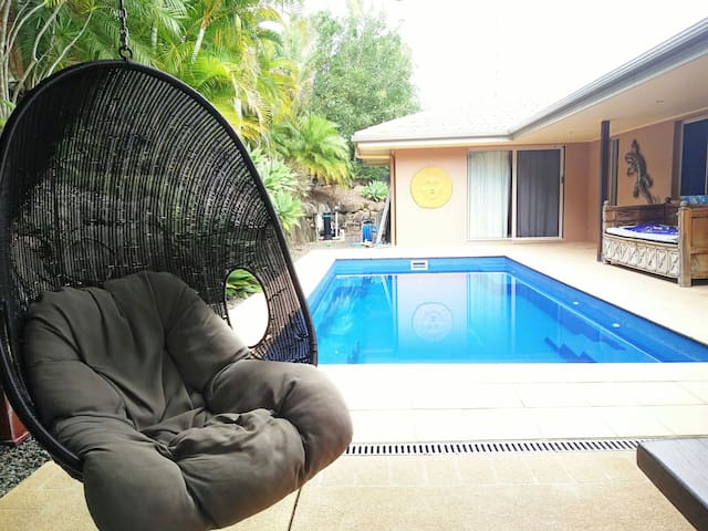 R1. Private Queen Room In Tropical Paradise