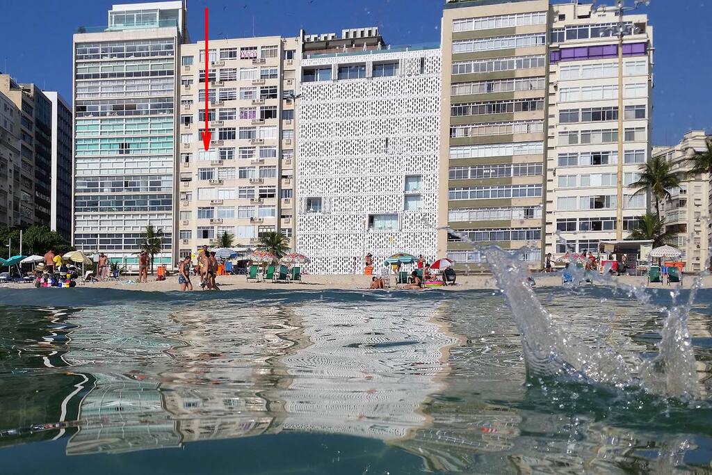 Fachada do edifício vista da praia.