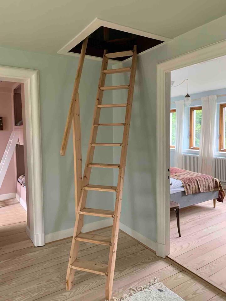 Ngazi hadi sakafu 2, chumba cha kulala na kitanda kutoka ukuta hadi ukuta. 2x 2x 2xcm