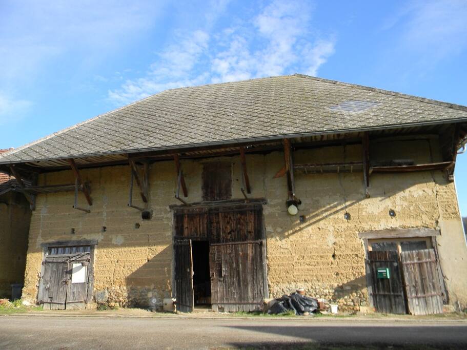 La grange côté rue