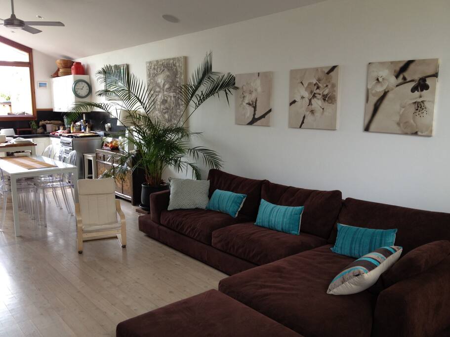 Zen living room with an open plan kitchen