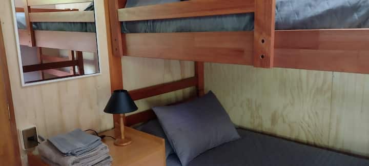 Slaapkamer met twee stapelbedden