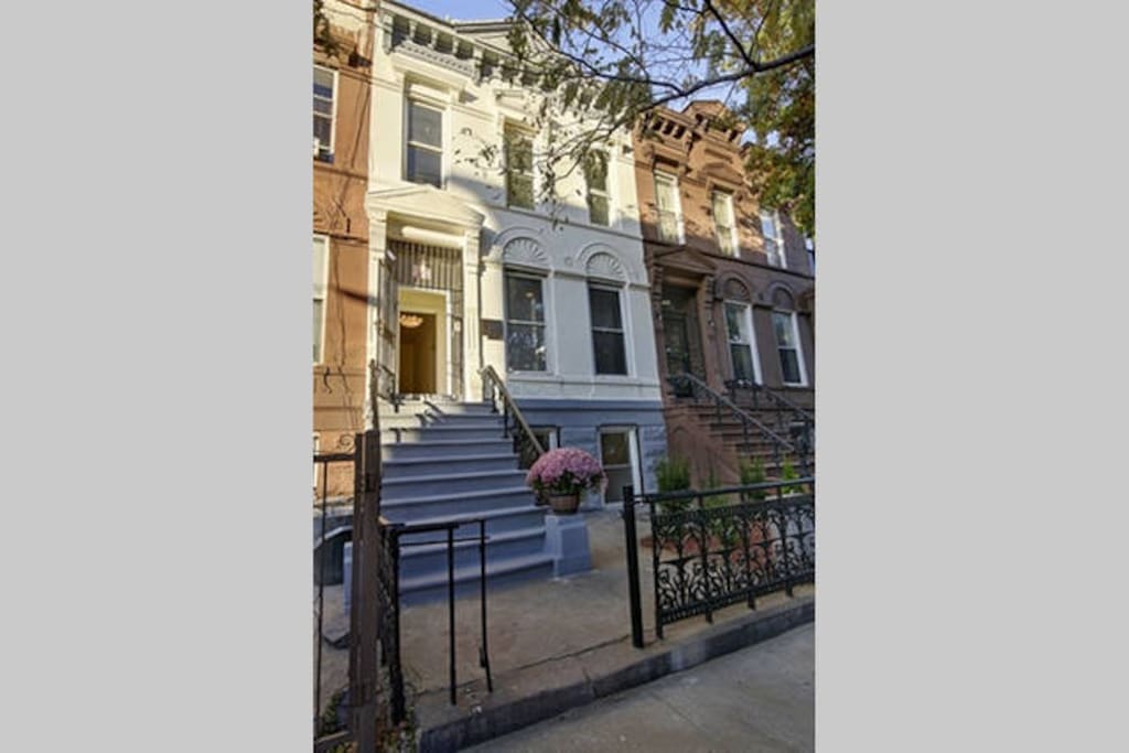 Beautifully restored facade
100 years old Brownstone in Brooklyn