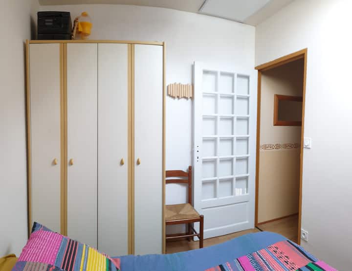 Dormitorio 1 Habitación
pequeña de 10 m2 con lavabo y sofá BZ de 140x190.