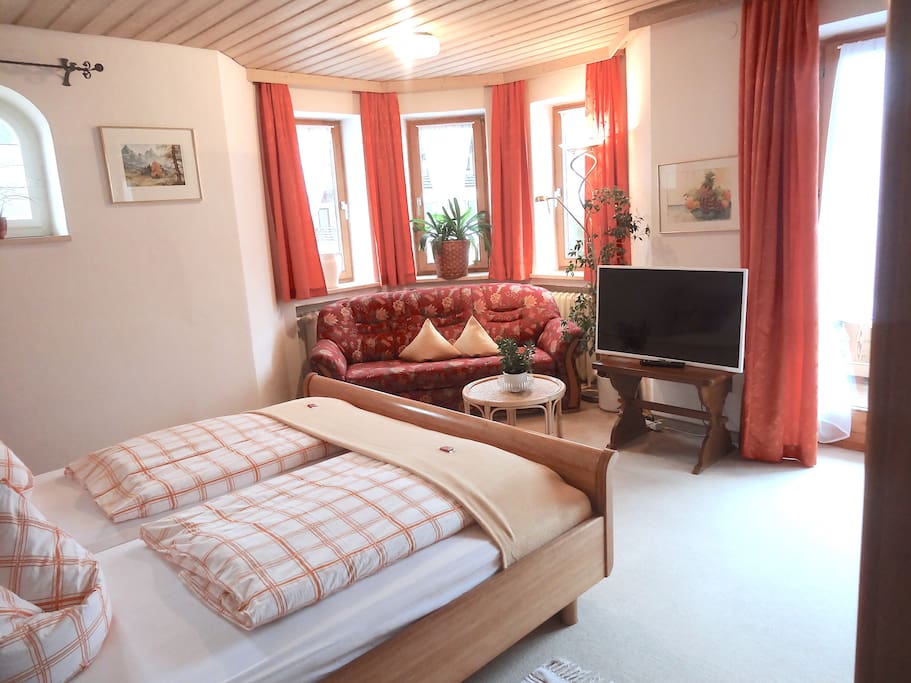 Schlafzimmer mit 40 Zoll TV