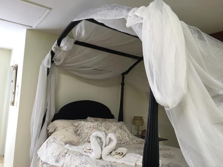 Dhomë gjumi kryesore në katin e sipërm