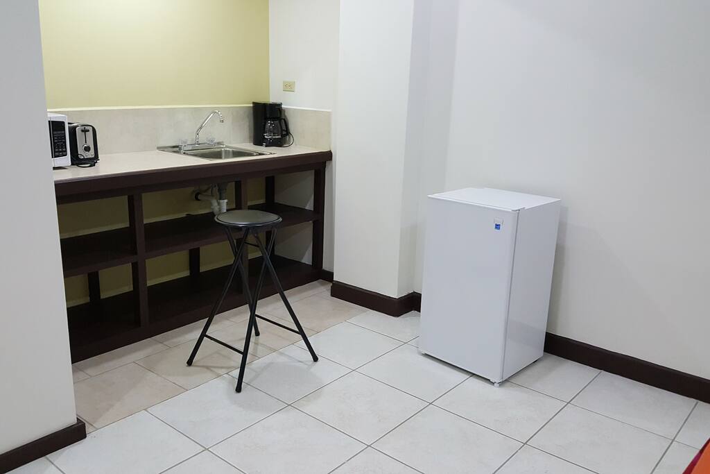 COCINETA , MICROONDAS, TOSTADOR , CAFETERA , REFRIGERADOR PEQUEÑO , NO HAY ESTUFA
