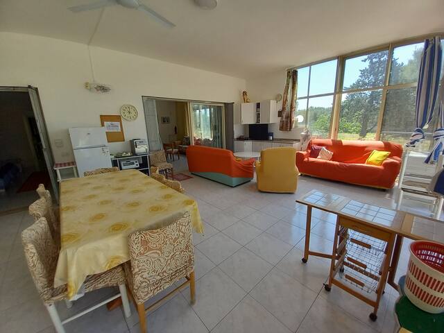 HAUS mit großem Garten und Pool für 10 Personen gallery image 3