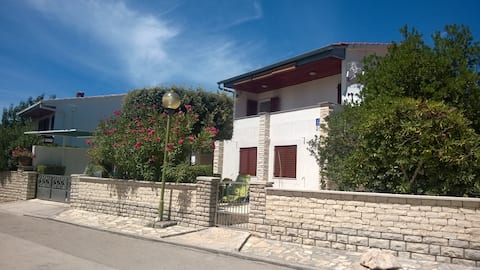 Popular Airbnb listing: APARTMANI SANJA (I) in Petrčane