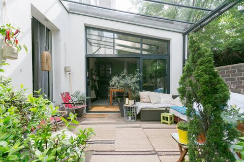 Large House with pool/garden (near the metro)