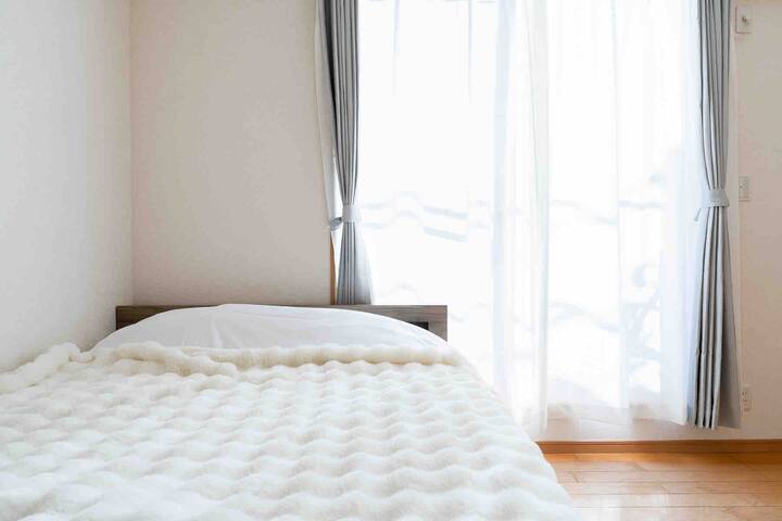 新宿徒歩圏内！100平米のモダン戸建てで贅沢な東京ステイ gallery image 2