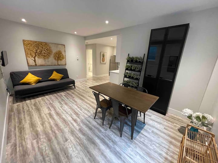 Cheerful 1-bedroom Basement Suit With Parking - West Vancouver