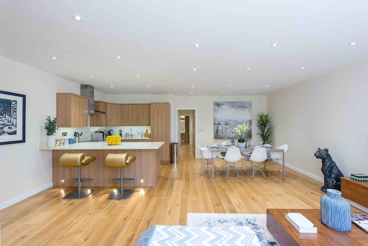 Near Hyde Park-PrivatePatio & Free Luggage Storage