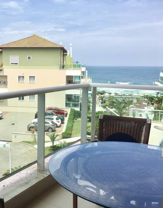 Vista da sacada com churrasqueira.