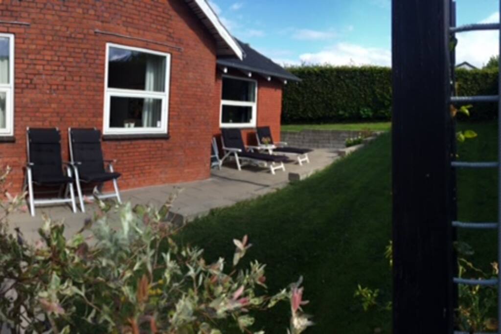 Hyggeligt hus beliggende i stille villakvarter med gåafstand (1000 m) til gågaden i Aabenraa. Værelserne indgår som en del af ejerens privatbolig, men er beliggende i en selvstændig afdeling. Der er adgang til fælles bad og køkken. Køkkenet er med køl/frys, komfur og opvaskemaskine