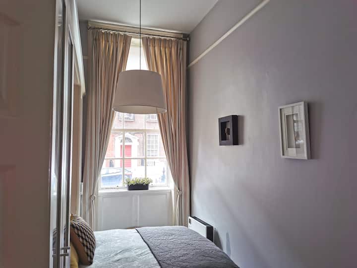 Dormitorio 2 con cómodo colchón King Koil 4F6, espacio de armario doble con perchas y secador de pelo, escritorio, ventana georgiana.