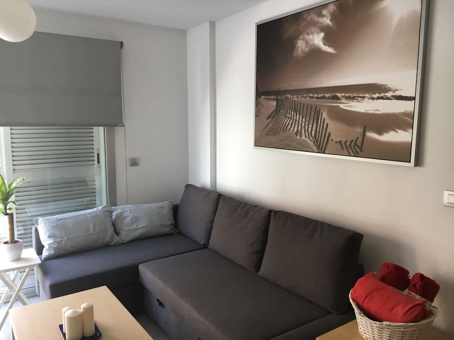 Cómodo y amplio sofá que se convierte fácilmente en confortable cama de matrimonio.