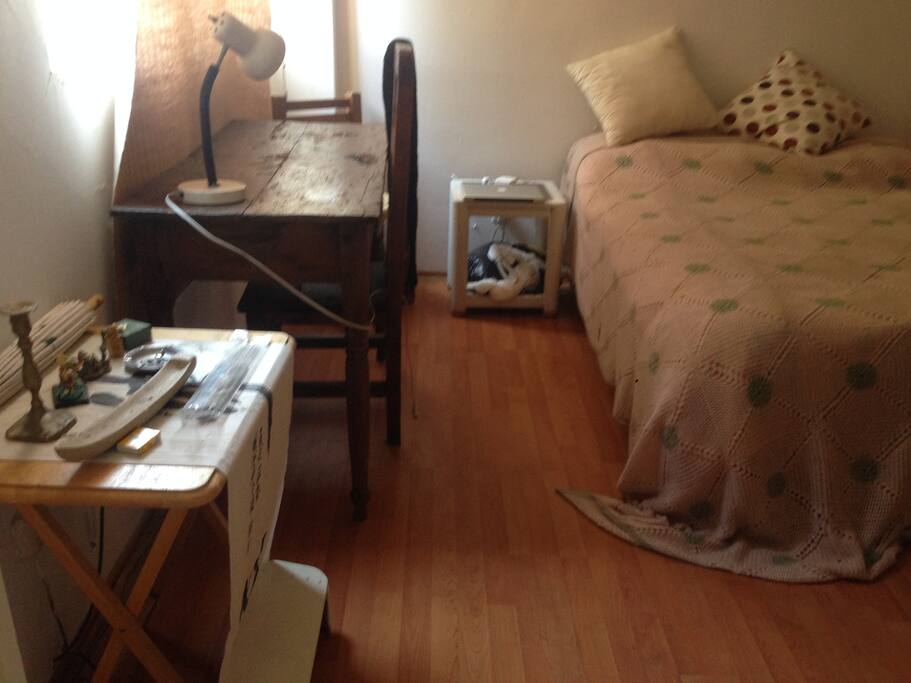 recámara con cama matrimonial y escritorio