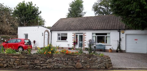 Successful Airbnb property: Cute, private central apartment, free parking in Inverness Millburn