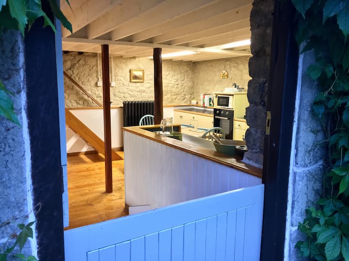 The Granary set in 15th Century Castle grounds Guest houses for