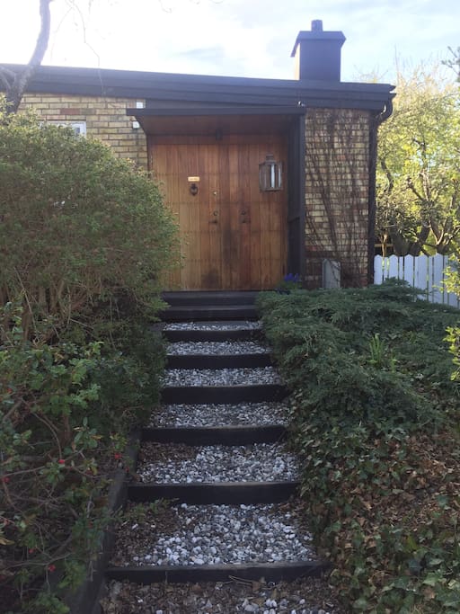 Main entrance with easy access to the street.