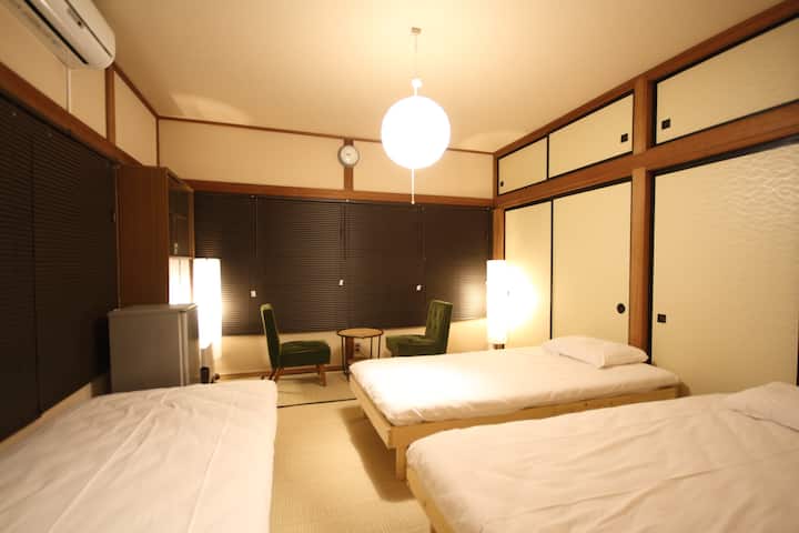 2階右側のお部屋。和室ながらベッドで3名が寝られるスペースにしています。またベッドは同じ高さなので隣接組み合わせて親子で寝る事も出来ます。小さな冷蔵庫も設置しました。