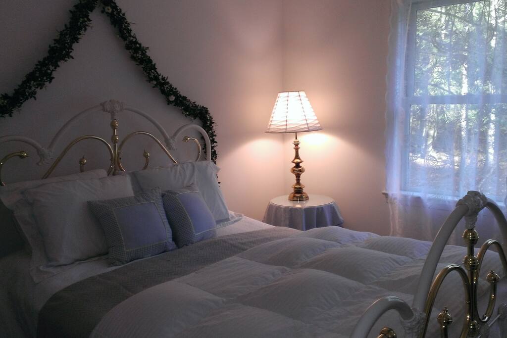 Bedroom with queen sized bed