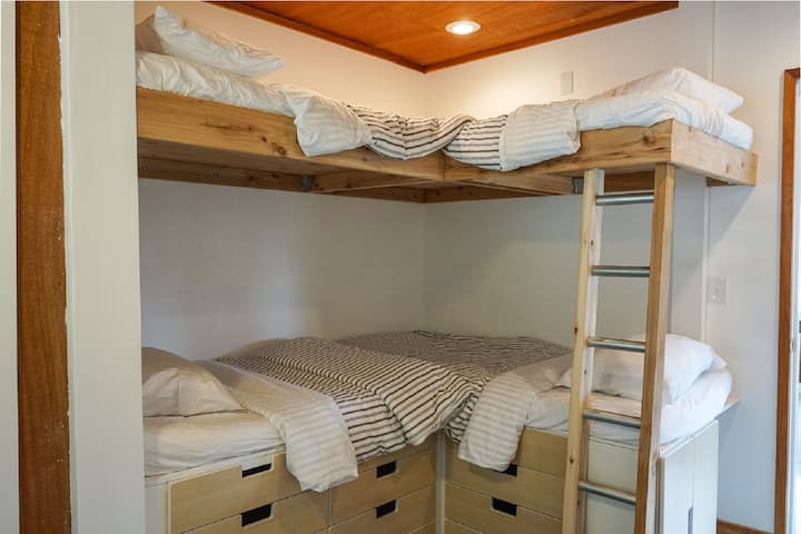 Стая с двуетажно легло