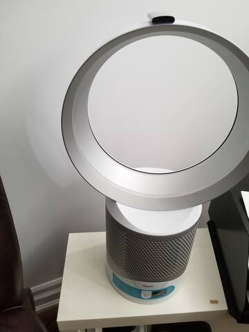 Stylish condo in Mile-ex gallery image 3