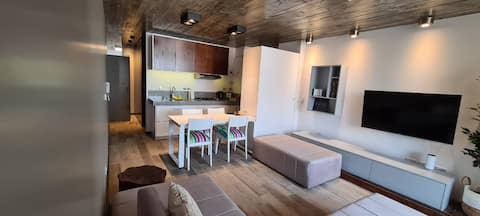 Successful Airbnb property: Spacious apartment just meters from Bv. Oroño. Parking available. in Departamento Rosario