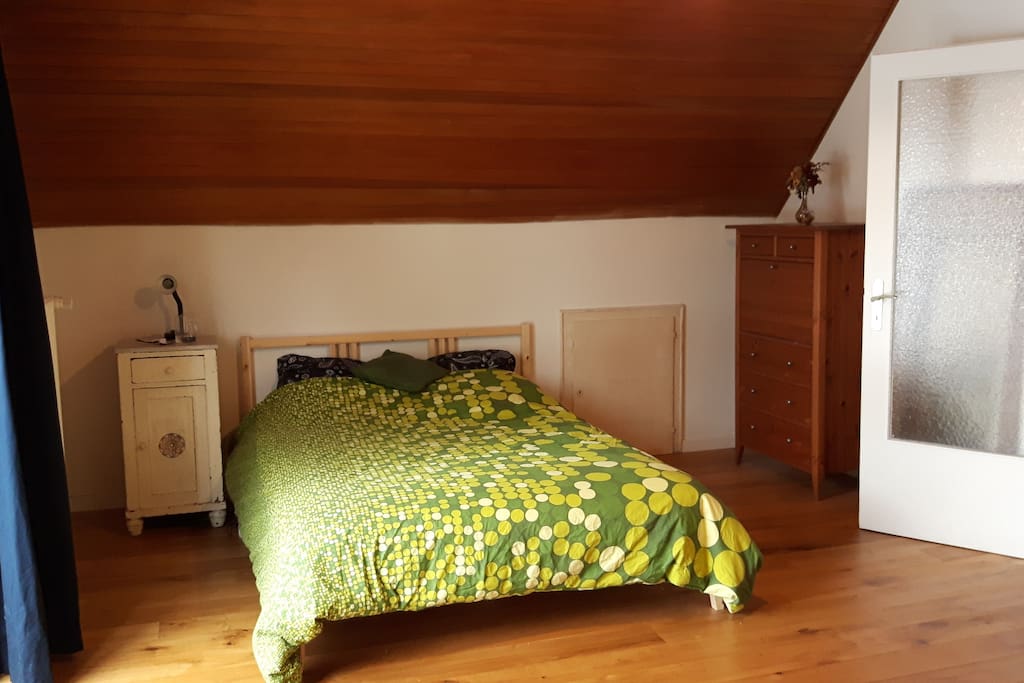Schlafzimmer mit Doppelbett und falls gebraucht einem Kinderbett